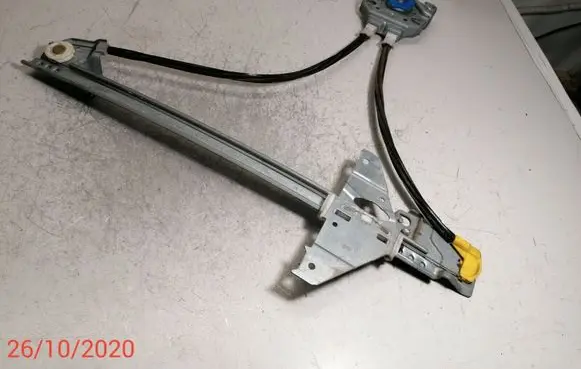 Rear door manual window regulator