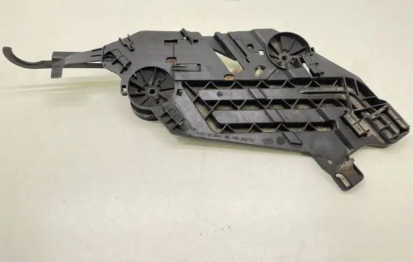 Skoda Octavia Mk2 (1Z) Headlight/headlamp mounting bracket RE17035202