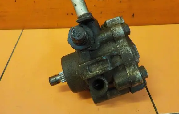 Mitsubishi Pajero Sport II Power steering pump MR374897