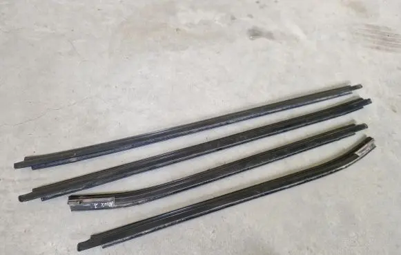 Toyota Hilux (AN10, AN20, AN30) Rubber seal front door window/glass 