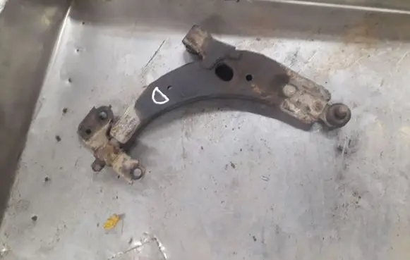KIA Carens I Front lower control arm/wishbone