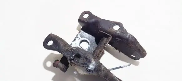 Mazda 323 F Engine mounting bracket