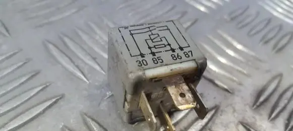 Volkswagen PASSAT B5 Other relay 443951253K