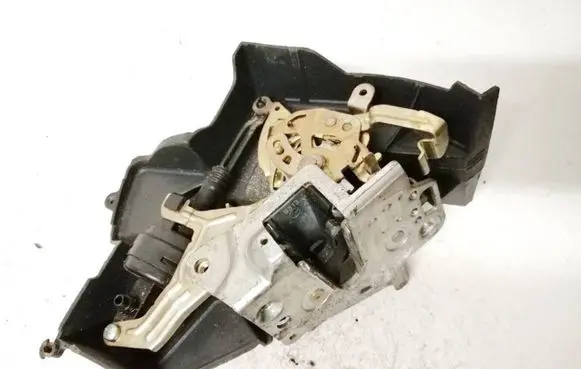 Mercedes-Benz C W202 Rear door lock 2027300635 2027330408