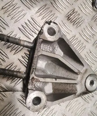 Ford Mondeo Mk III Engine mounting bracket