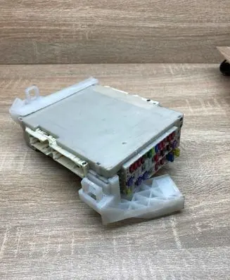 Toyota Prius+ (ZVW40) Fuse module 8273047420 8273047420A