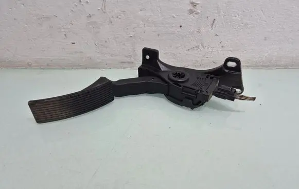 Accelerator throttle pedal