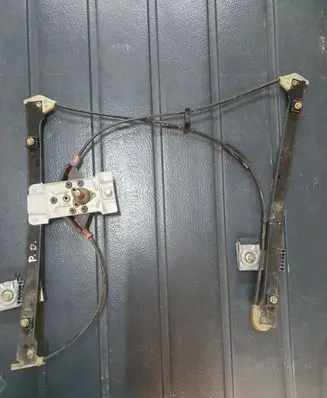 Volkswagen Golf III Front door manual window regulator 