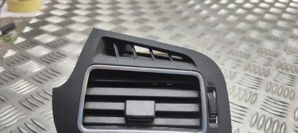 Toyota Verso Dashboard side air vent grill/cover trim 556600F030