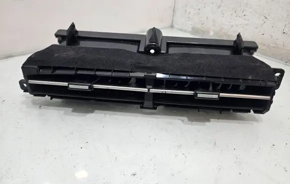 Toyota Prius (XW30) Dash center air vent grill 5567047070