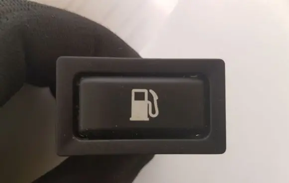 Toyota Avensis T250 Fuel tank opening switch 156795