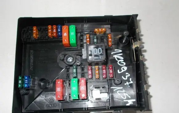Volkswagen Golf V Fuse module 1k0937125k