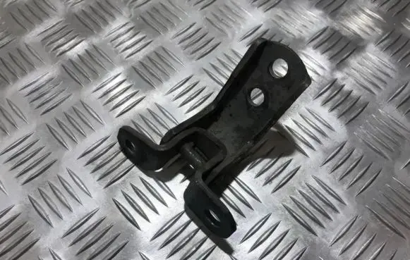 Toyota Avensis T220 Rear door lower hinge