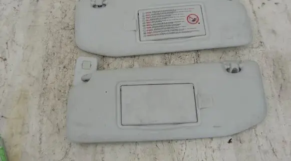 Peugeot 208 Sun visor brak