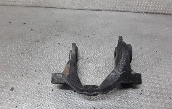 Mazda CX-7 Engine mounting bracket