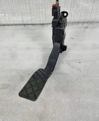 Accelerator throttle pedal