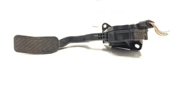 Accelerator throttle pedal