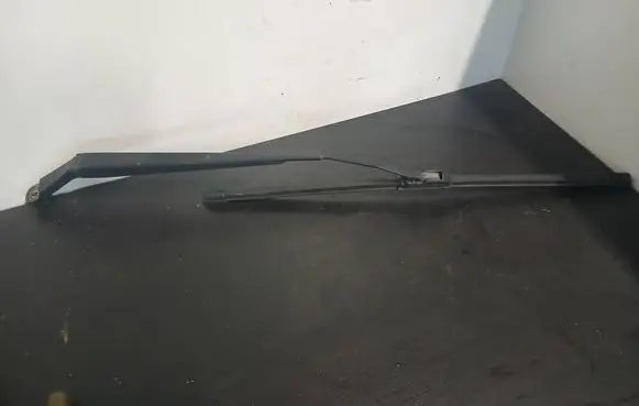 Toyota Avensis T250 Front wiper blade arm 6597