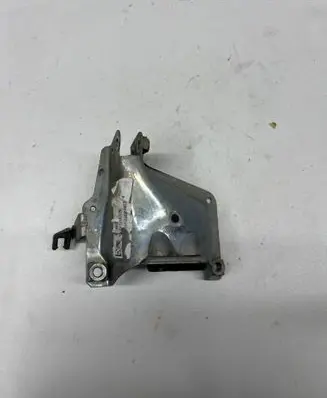 Engine mounting bracket