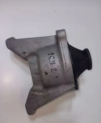 Honda CR-V Engine mounting bracket