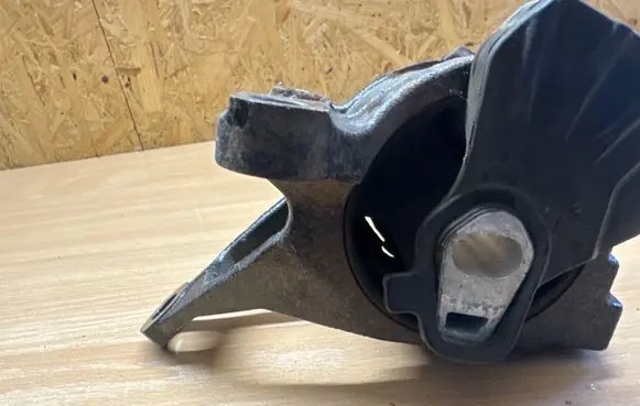 Mazda CX-5 Engine mount bracket K1442