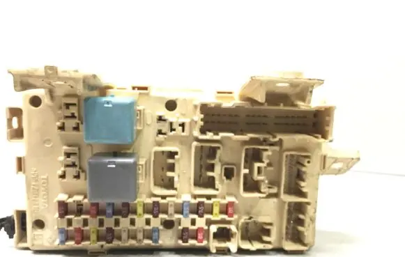 Toyota Avensis T250 Fuse module 8264105070