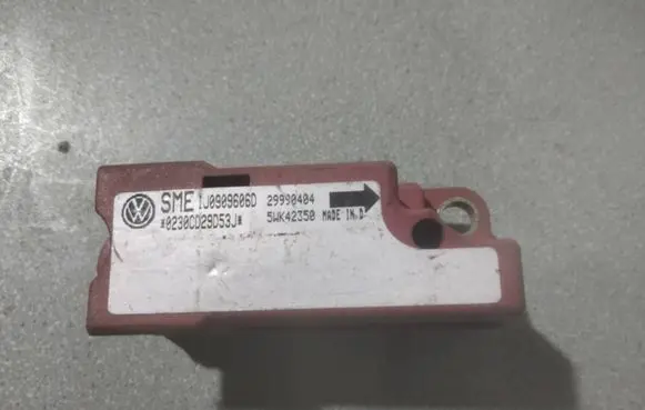 Volkswagen Golf IV Airbag deployment crash/impact sensor 1J0909606D 29990404 5WK42350