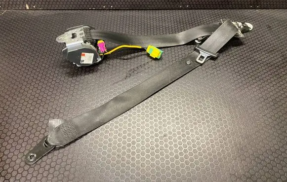 Volkswagen Phaeton Front seatbelt 008L000