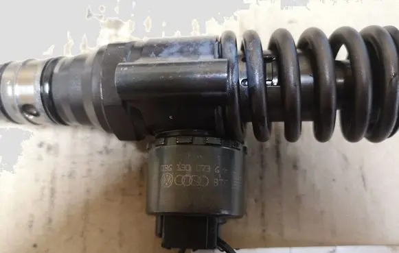 Volkswagen Touran I Fuel injector 03G130073G