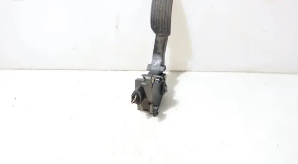Nissan Juke I F15 Accelerator throttle pedal