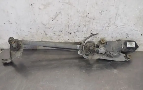 Mitsubishi Colt Front wiper linkage and motor 8250A153