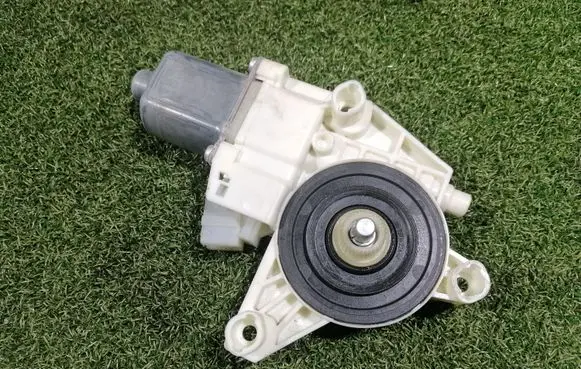 Mercedes-Benz E W212 Front door window regulator motor A2048200242