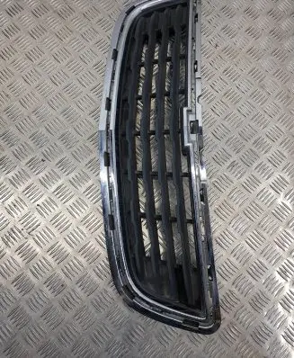 Chevrolet Trax Front bumper upper radiator grill 95235143