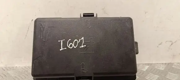 Chrysler Pacifica Fuse box cover 63513382
