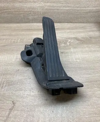 Volkswagen PASSAT B7 Accelerator throttle pedal 1K2723503AE 6PV011040