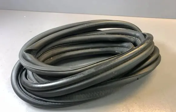 BMW 5 E60 E61 Seal rubber (tailgate) 51767110420