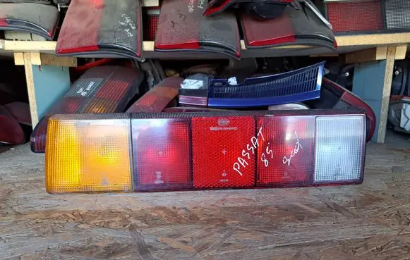 Volkswagen PASSAT Rear/tail lights 325945111B 325945111
