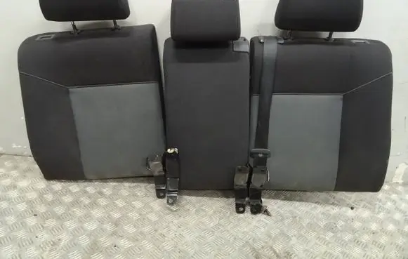 Opel Astra H Second row seats 