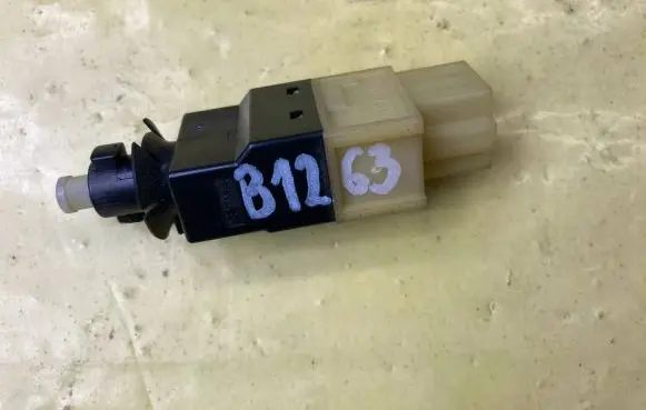 Mercedes-Benz B W245 Brake pedal sensor switch A0015454409