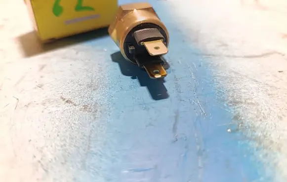 BMW 5 E28 Coolant temperature sensor 75063