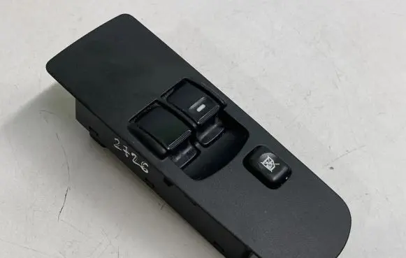 Mitsubishi Colt Electric window control switch MR587959 C8DD342M