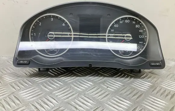 Volkswagen Tiguan Speedometer (instrument cluster) 5N0920983A