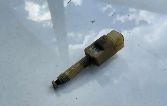 Volkswagen PASSAT B5 Brake pedal sensor switch 4A0945515A