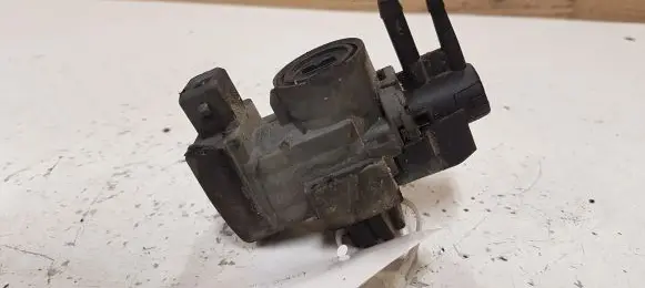 Renault Clio III Vacuum valve 8200946078