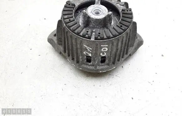 Mercedes-Benz C W204 Engine mount bracket a2042404717q1
