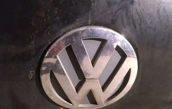 Manufacturer badge logo/emblem