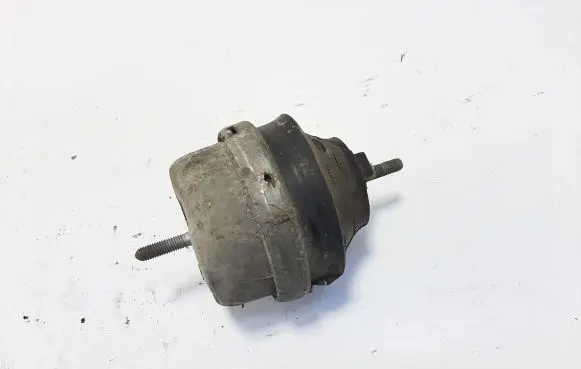 Volkswagen PASSAT B5 Engine mount bracket