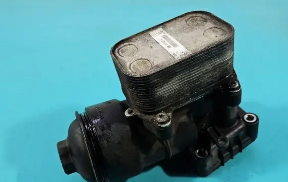 Volkswagen Touran I Oil filter mounting bracket 03L115389C IMPRK1579339