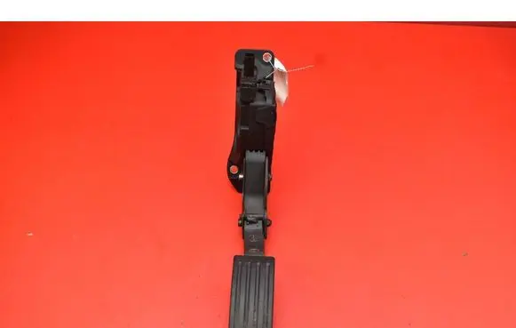 Accelerator throttle pedal
