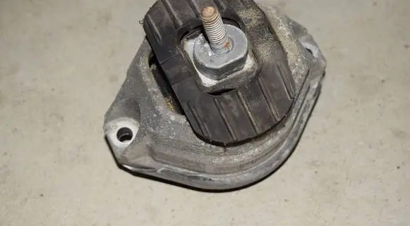 BMW 5 E60 E61 Engine mount bracket 6761090